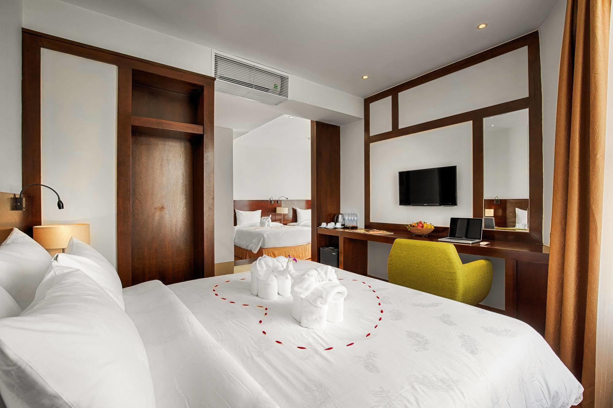 Sofia Suite Hotel Danang Extérieur photo