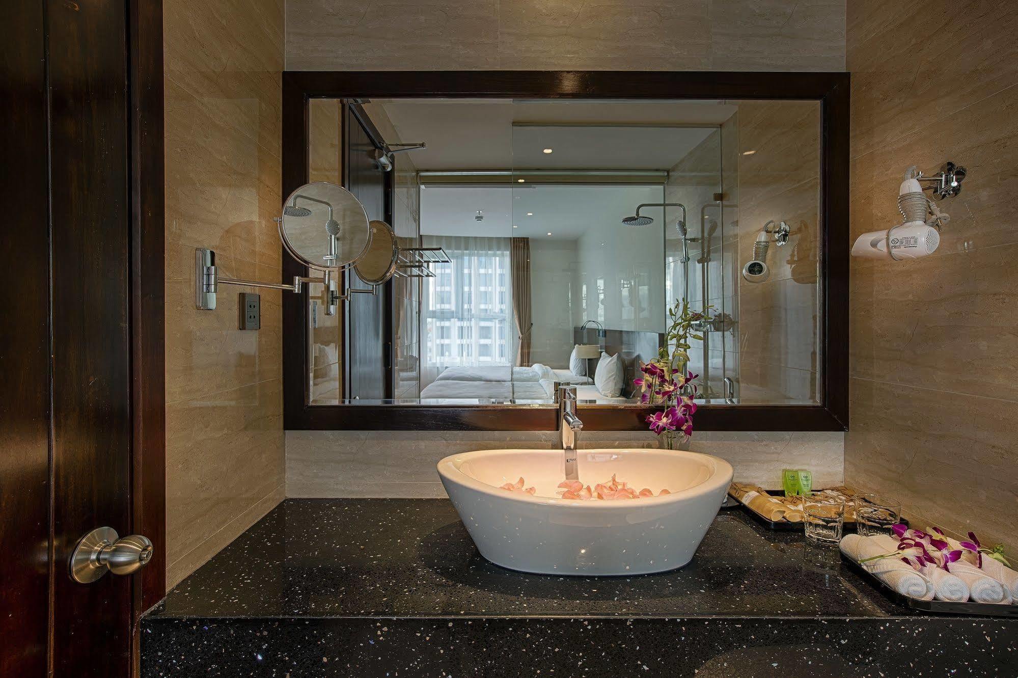 Sofia Suite Hotel Danang Extérieur photo